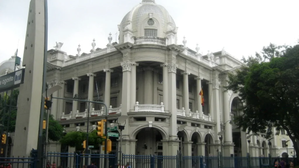 Edificio del Municipio de Guayaquil, sede del gobierno local en disputa electoral