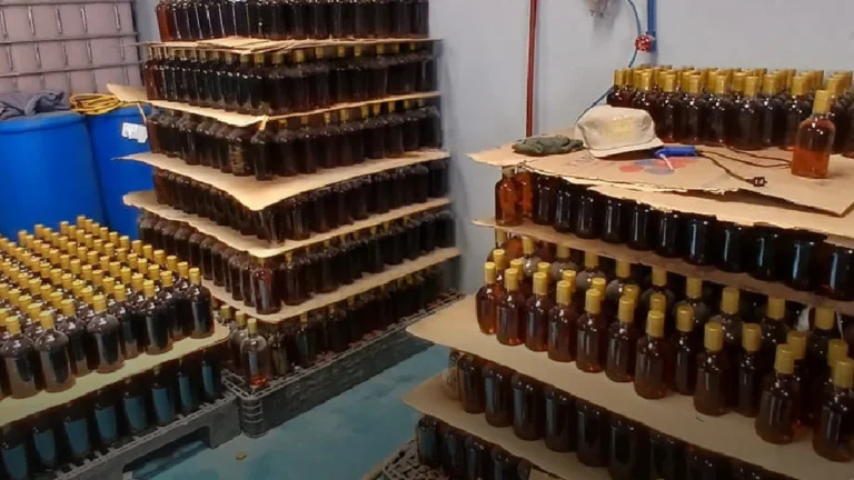 Operativo de Arcsa y Policía contra fábrica de licor adulterado en Quito