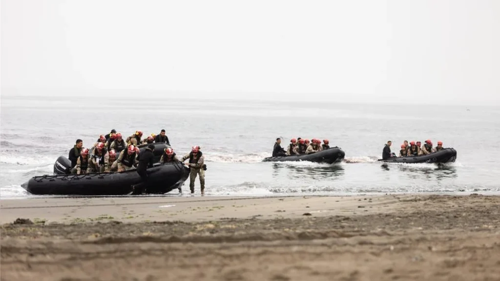 Efectivos navales de Perú, Estados Unidos y Chile en un simulacro de rescate anfibio en la playa Miramar de Ancón
