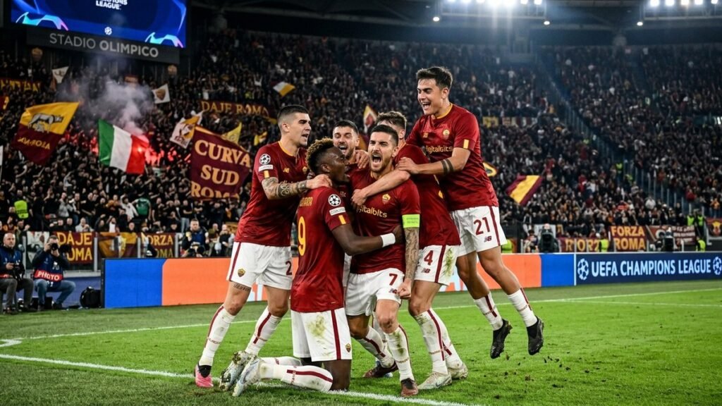 Jugadores de la AS Roma celebrando gol histórico en la UEFA Champions League