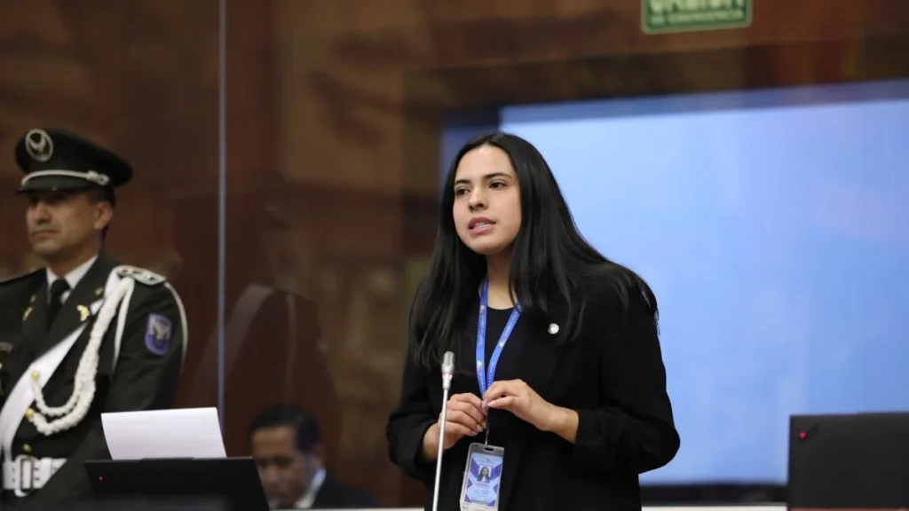 Asambleísta Grace Suárez en el Pleno durante el debate de la comisión de El Niño