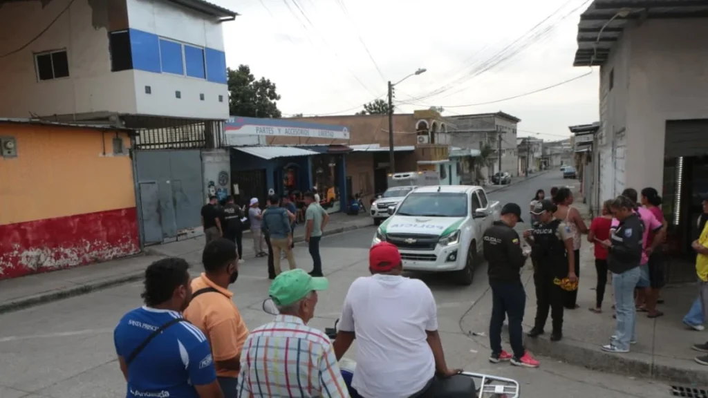 Operativo policial en una escena de crimen en Guayaquil