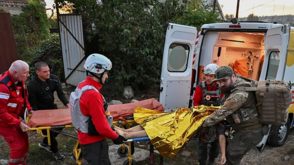 Paramédicos y bomberos atienden a personas heridas tras bombardeos en zonas residenciales