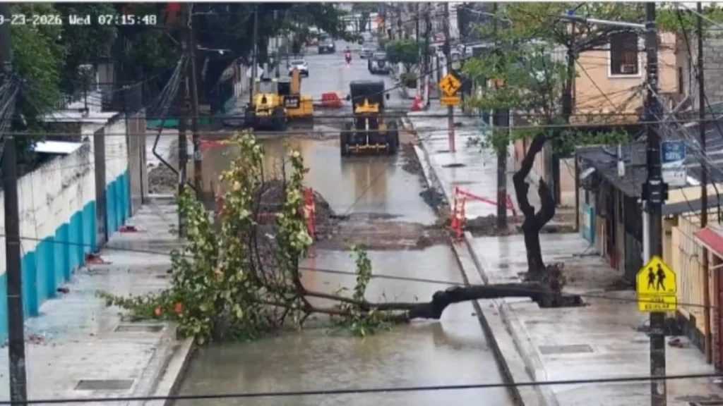 Agentes de transito en la avenida Narcisa de Jesus en Guayaquil