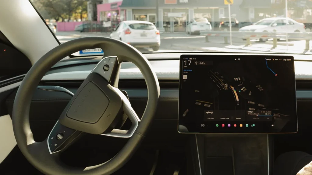 Conductor frente a la pantalla de un auto inteligente moderno
