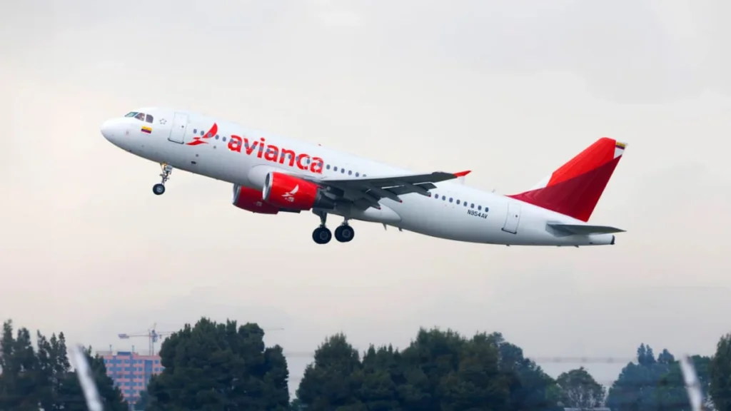 Avión de Avianca en la pista de un aeropuerto