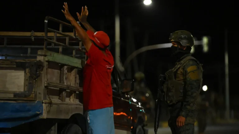 Operativo militar y policial durante el toque de queda en Ecuador