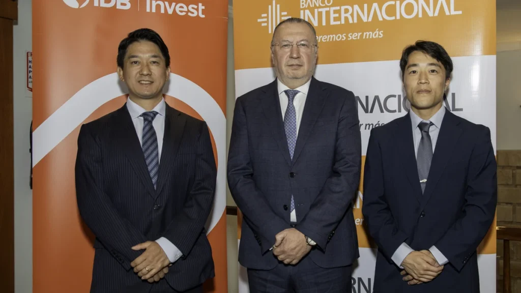 Representantes de JICA y Banco Internacional en la firma del convenio con BID Invest