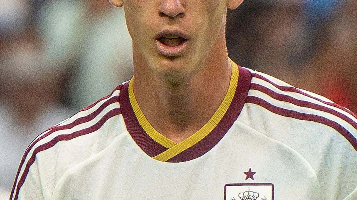 Dani Olmo conduciendo el balón durante un partido de fútbol