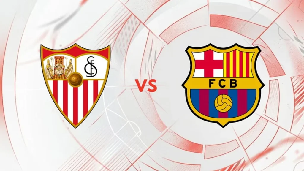 Balón oficial de LaLiga sobre el césped antes del partido Barcelona vs Sevilla