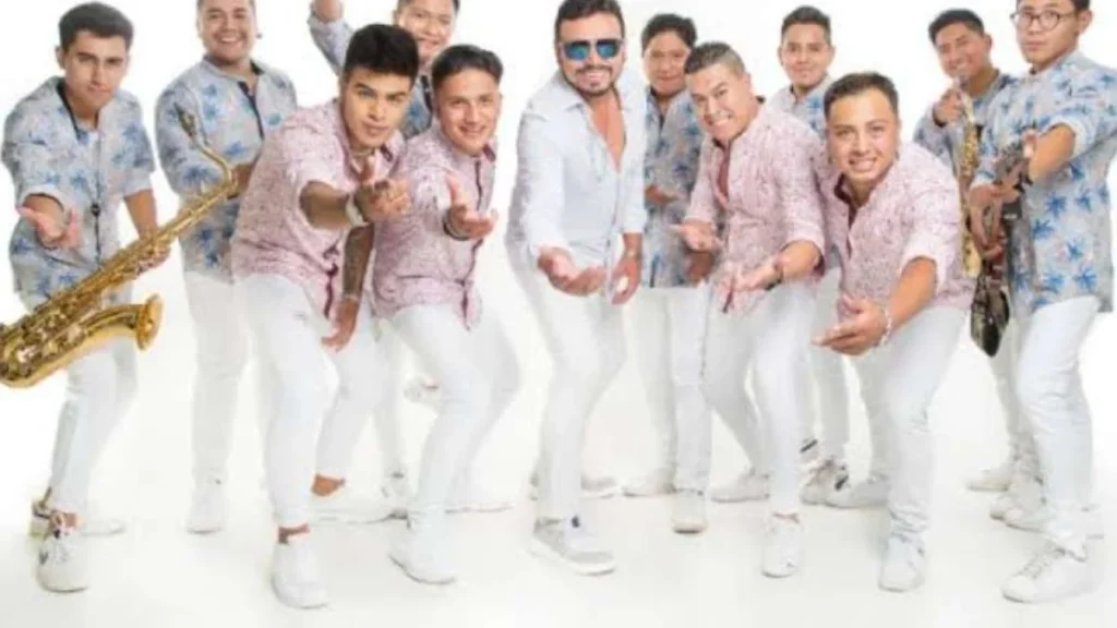 Integrantes de Batahola Orquesta durante una presentación en vivo