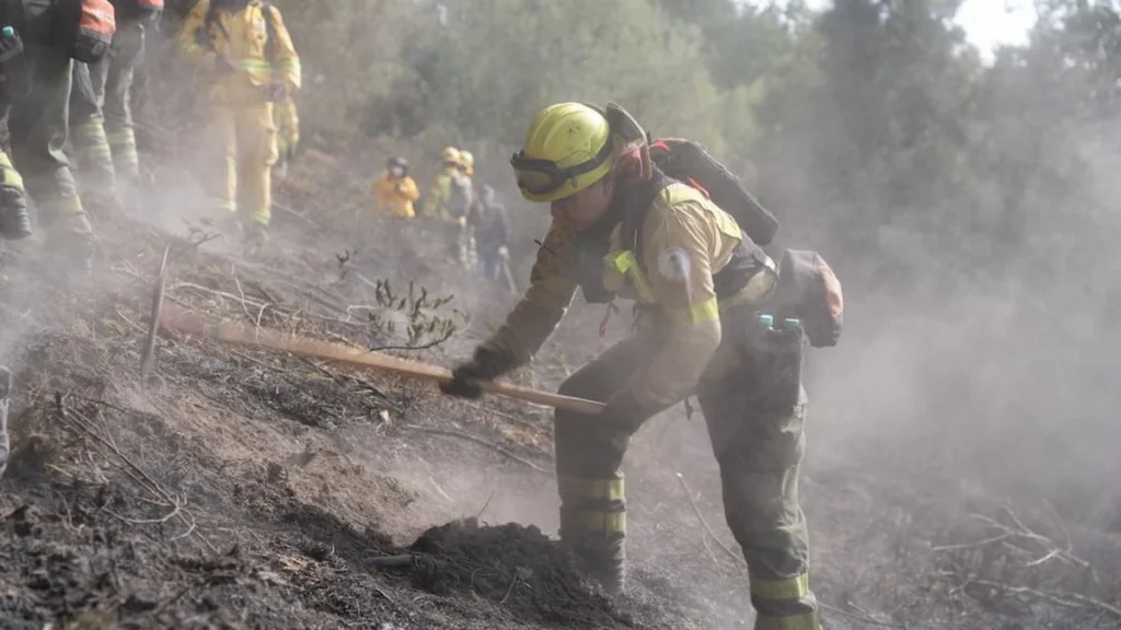 Bomberos de Quito combatiendo el fuego en las laderas del cerro Casitagua