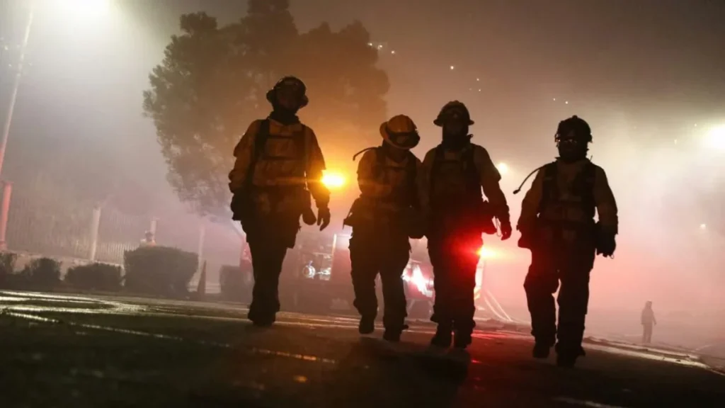 Bomberos de Quito trabajan en el control del incendio forestal en La Vicentina e Itchimbía