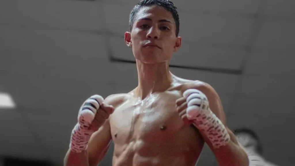 Boxeador mexicano Arturo Lobito Torres con guantes de boxeo