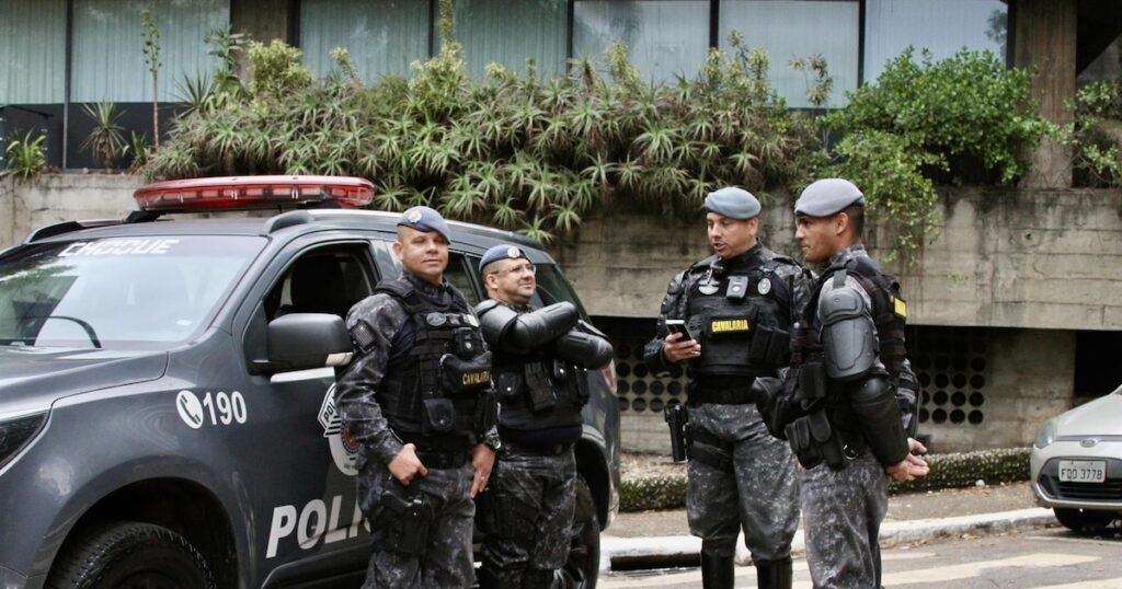 Efectivos de la Policía Federal de Brasil durante operativo judicial