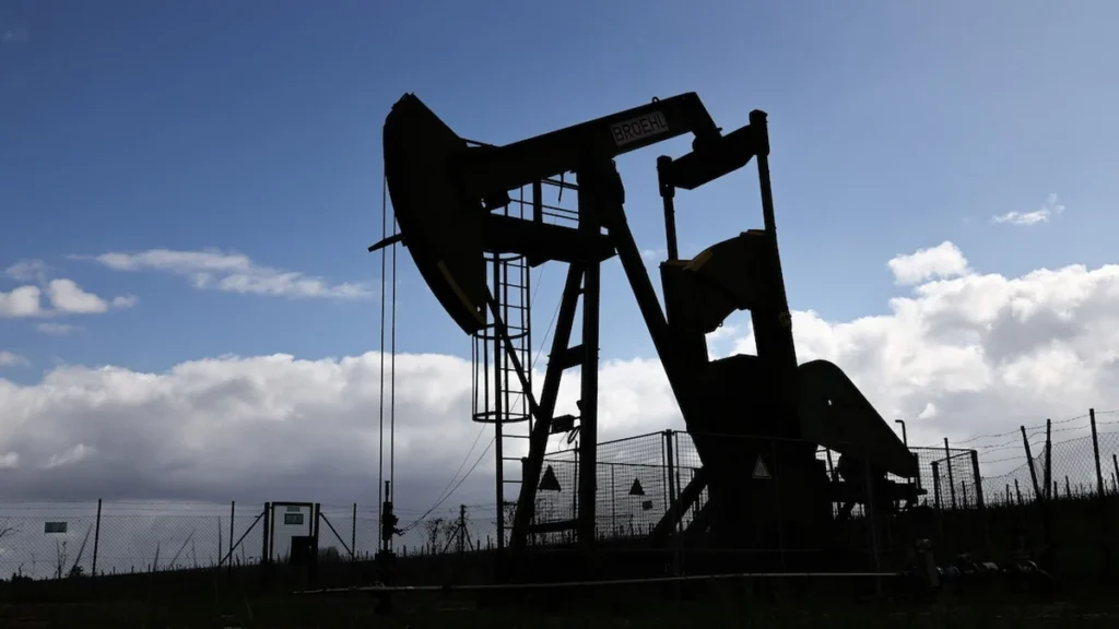 Plataforma petrolera con barriles de crudo