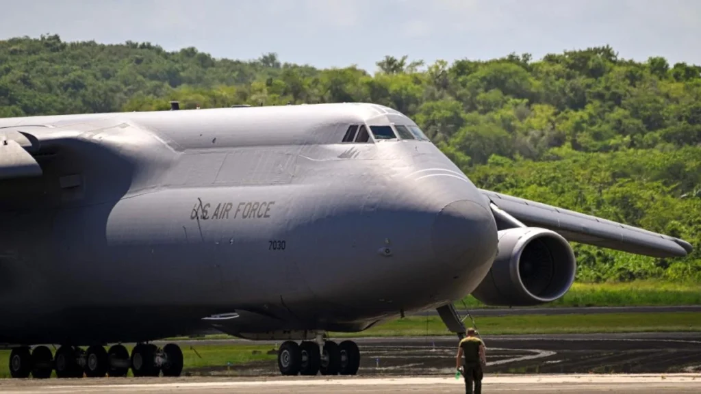 Avión militar gigante C-5M Super Galaxy de Estados Unidos en pista de aterrizaje