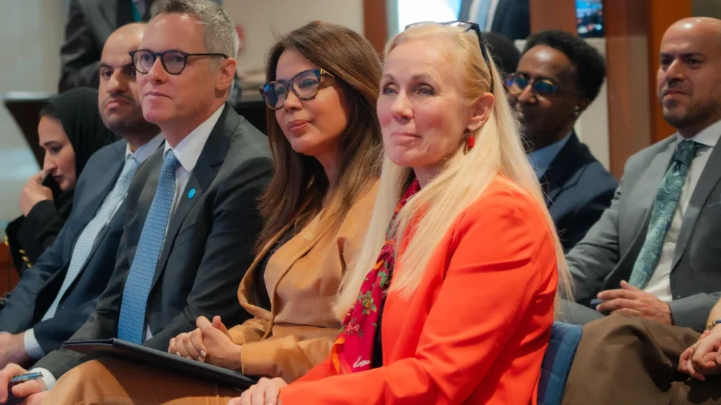 Delegaciones de CAF y UNICEF reunidas en panel por la niñez