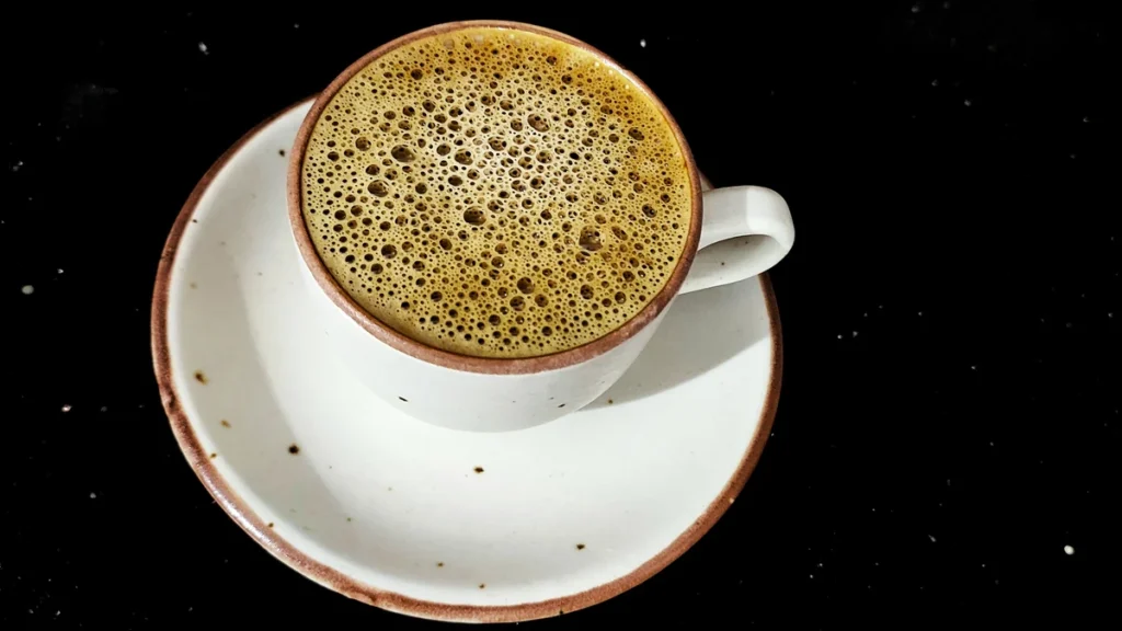 Taza de café asociada con la reducción del sueño profundo según estudio de EEG