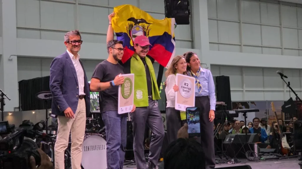 Representantes de cafetería Fankor de Quito premiados en tarima
