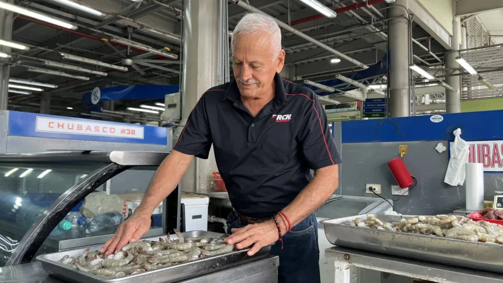 Jorge Pinales, comerciante del mercado central de Portoviejo, junto a camarones a la venta