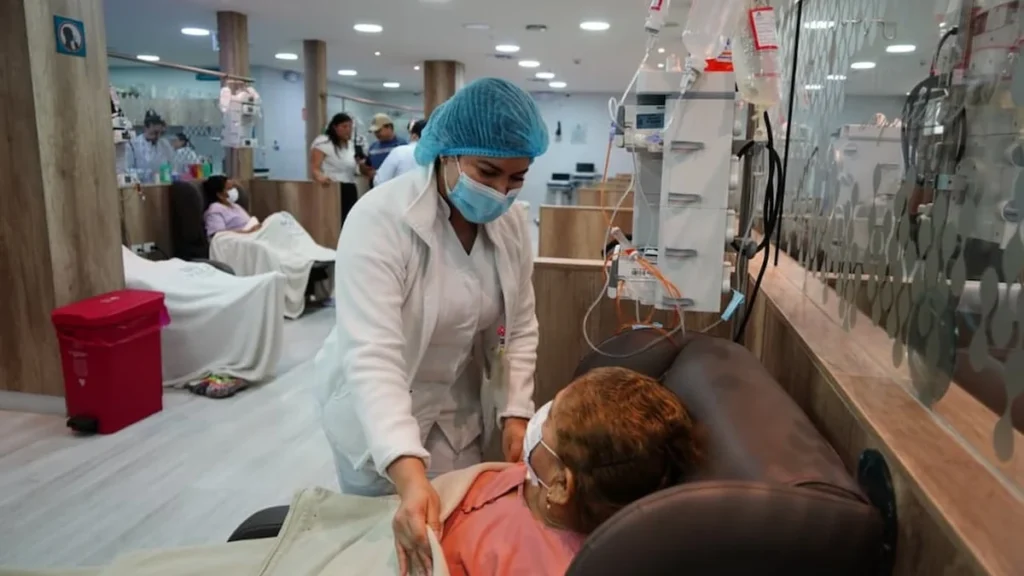 Especialista médico y paciente en evaluación oncológica en Guayaquil
