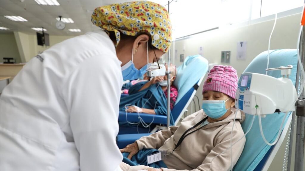 Médico oncólogo examinando estudios de cáncer en Ecuador