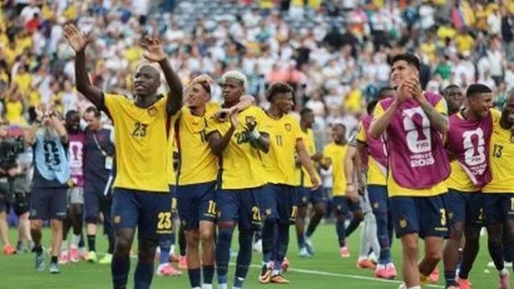 Encuentro del fútbol profesional ecuatoriano en el estadio Rodrigo Paz