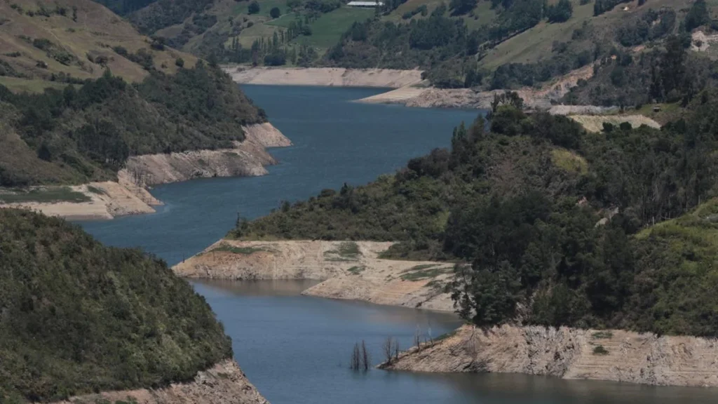 Nivel reducido en el caudal del río Paute cerca del embalse hidroeléctrico