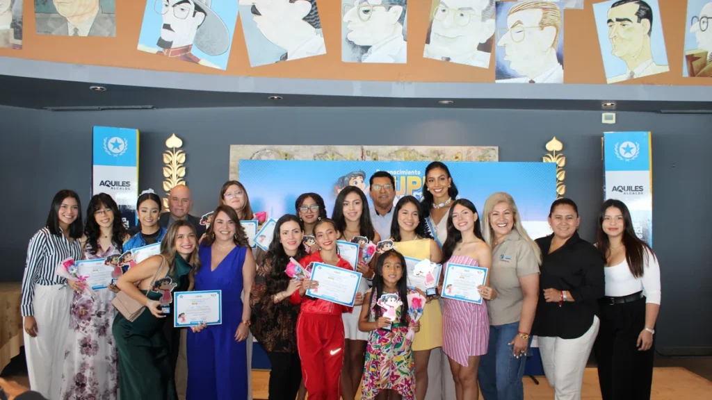 Grupo de niñas homenajeadas en la presentación de Súper Niñas 2026