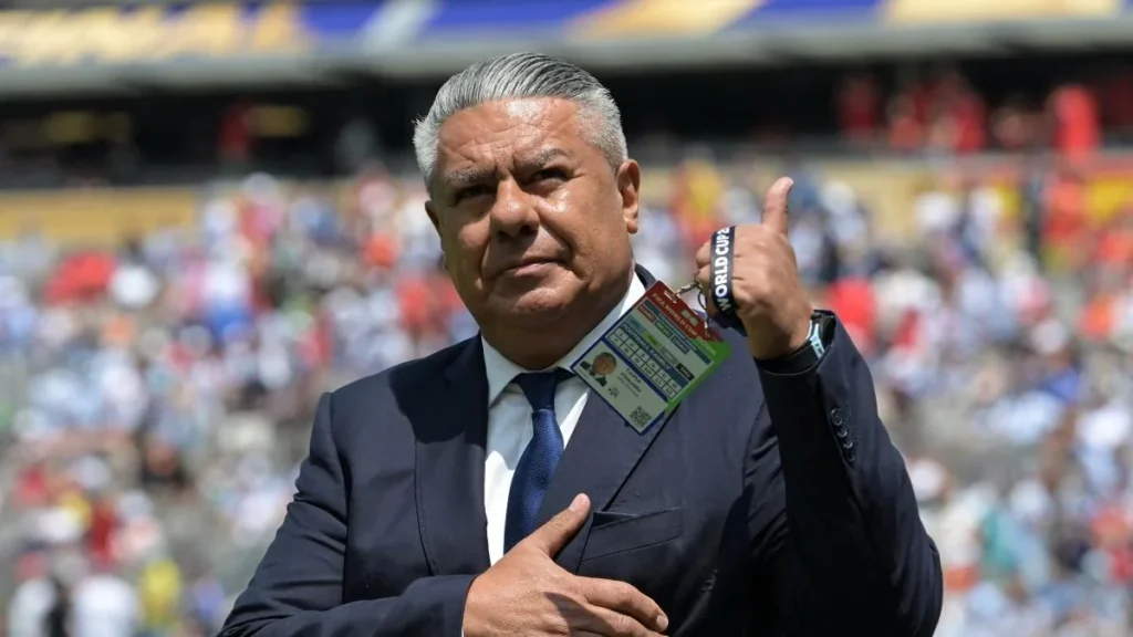Claudio Chiqui Tapia y Marcelo Gallardo saludándose cordialmente en un evento deportivo
