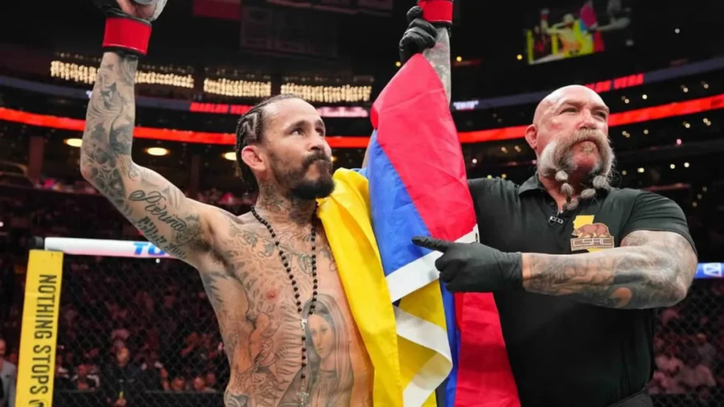 Marlon Chito Vera celebrando una victoria en el octágono de UFC