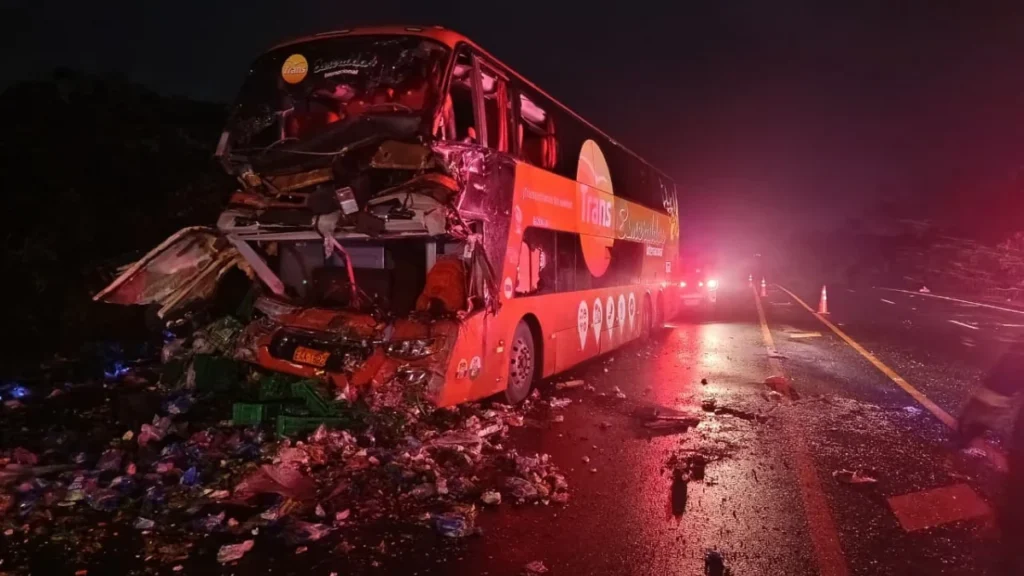 Choque frontal entre bus intercantonal y camión en vía Balzar