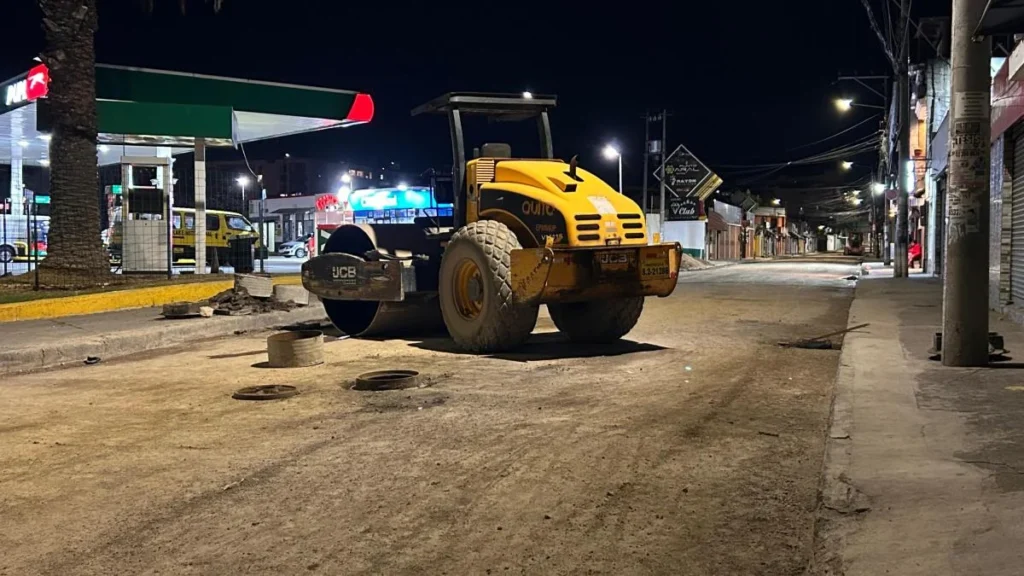 Obras viales y maquinaria de pavimentación en calles de Quito