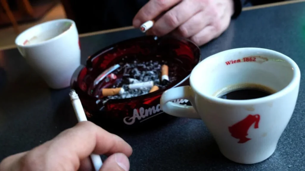 Imagen referencial: cenicero lleno de cigarrillos, símbolo del humo de segunda mano y sus riesgos para la salud