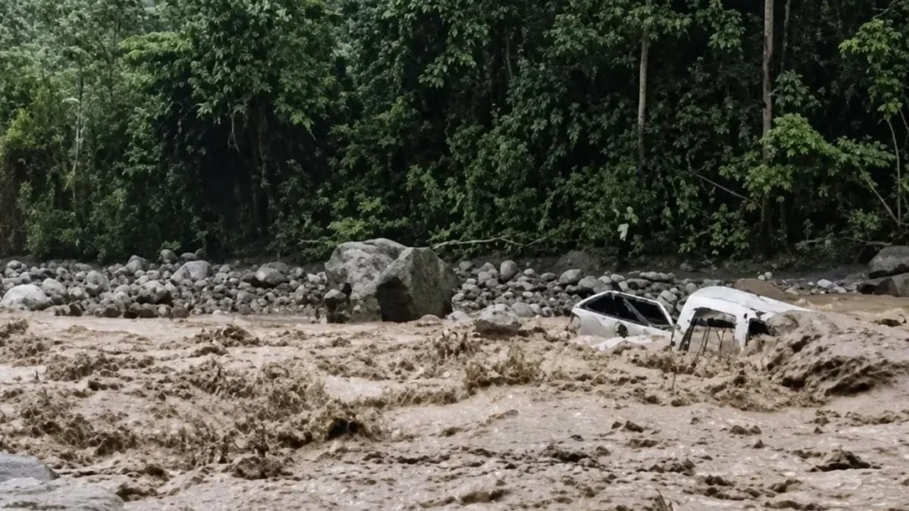 Río Bulubulu con fuerte corriente y equipos de rescate en la orilla