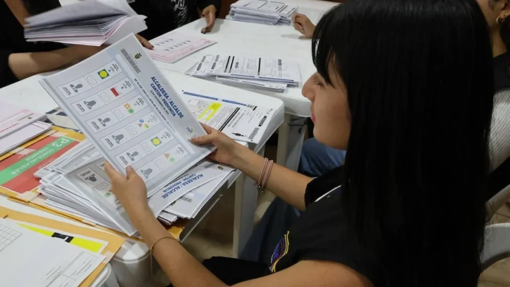 Pleno del Consejo Nacional Electoral durante una sesión sobre sistemas tecnológicos