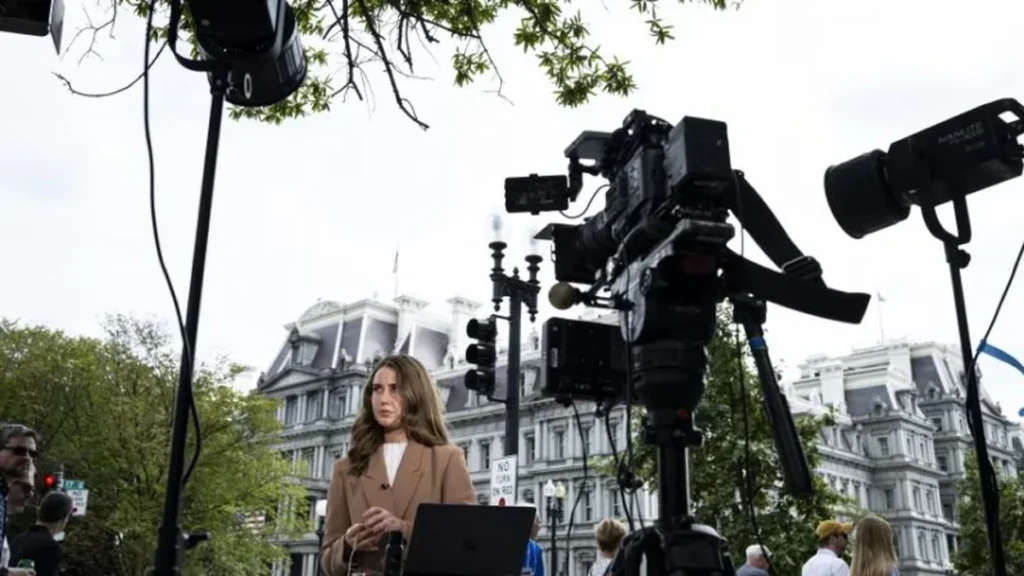 Periodistas y corresponsales afectados por el veto en la Casa Blanca durante el Gobierno de Donald Trump.