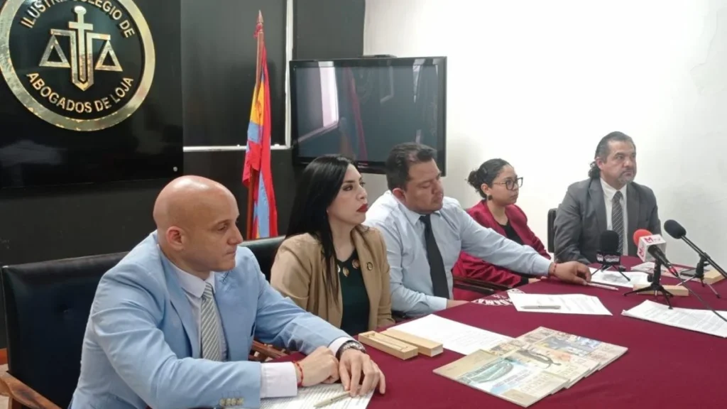 Juristas y miembros del Colegio de Abogados de Loja en debate judicial