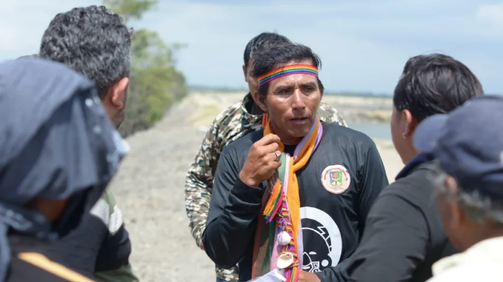 Dirigente indígena Julián Cruz durante asamblea comunal en la isla Puná