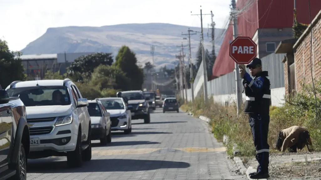 Tránsito vehicular y problemas de movilidad en Puembo durante las horas pico.