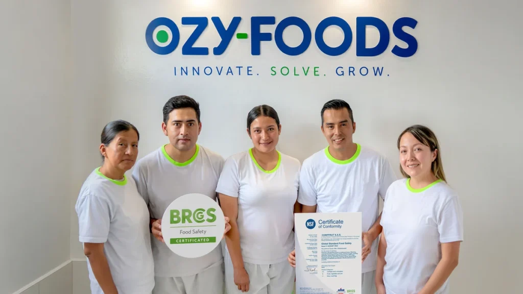 Equipo de calidad de CORPFRUT S.A.S. en su planta procesadora de alimentos en Ecuador