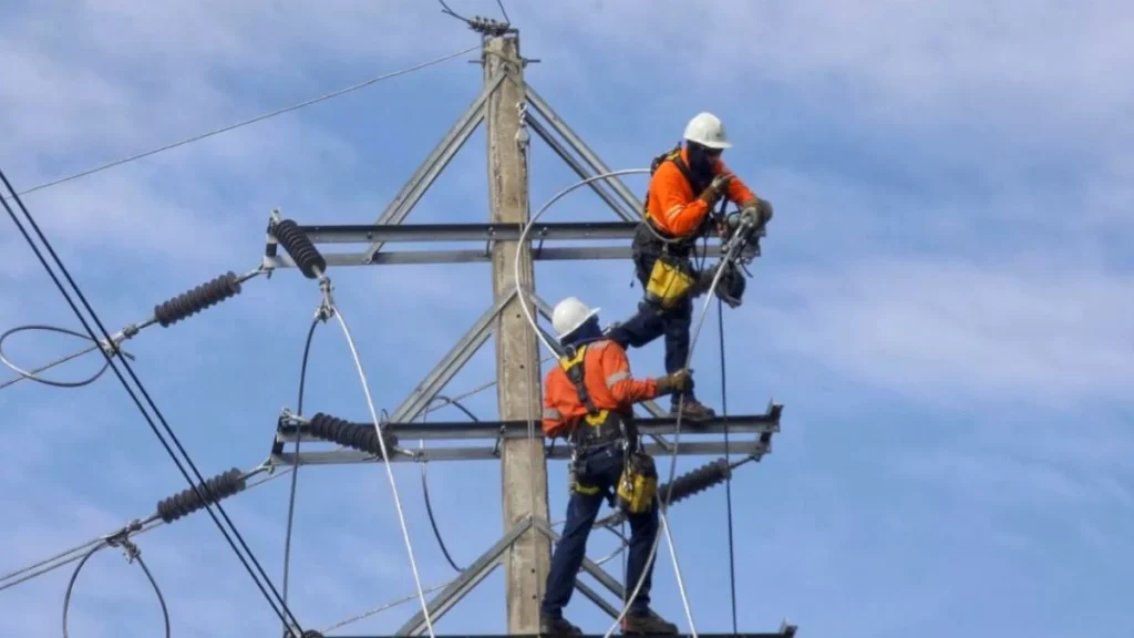 Técnicos atienden fallas y cortes de luz en postes del norte de Quito
