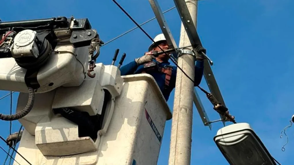 Técnico de CNEL EP reparando líneas eléctricas de distribución en Guayaquil