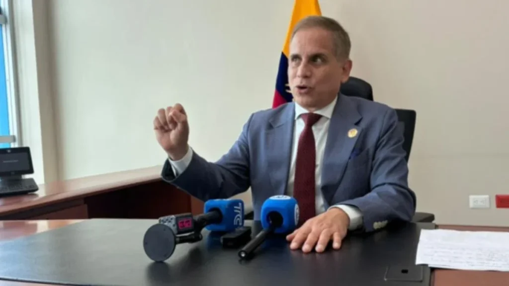 Ministro de Energía en rueda de prensa anunciando medidas eléctricas en Quito
