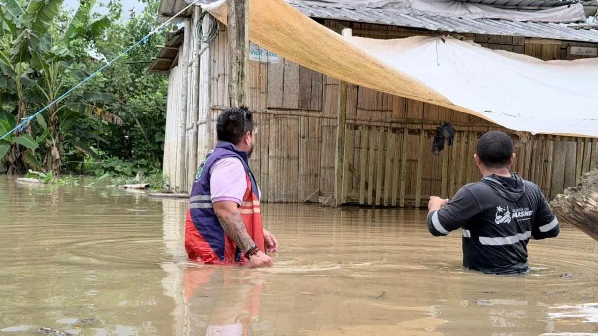 Crecida del río Sucio aísla a diez recintos y afecta a 600 familias en Muisne