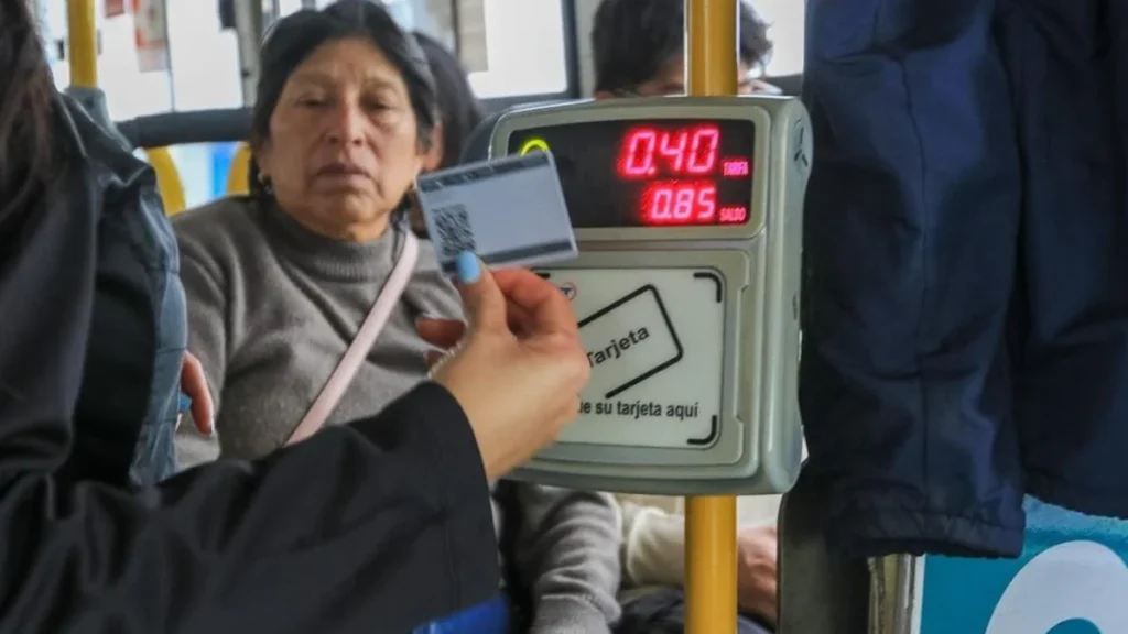 Usuarios pagando pasaje con tarjeta Movilízate en Cuenca