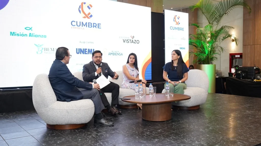 Panel de análisis en la Cumbre Empresa y Sociedad 2026 en Guayaquil