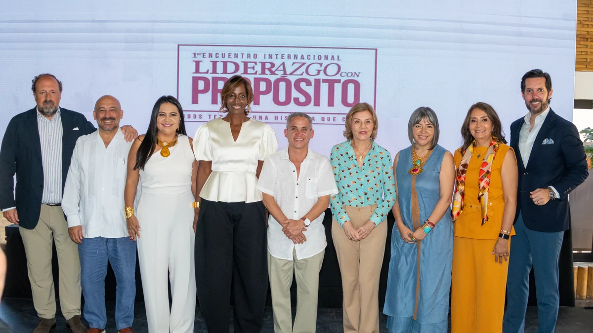 Isabel Noboa y Bisila Bokoko junto a conferencistas internacionales en la cumbre de liderazgo en Bucay