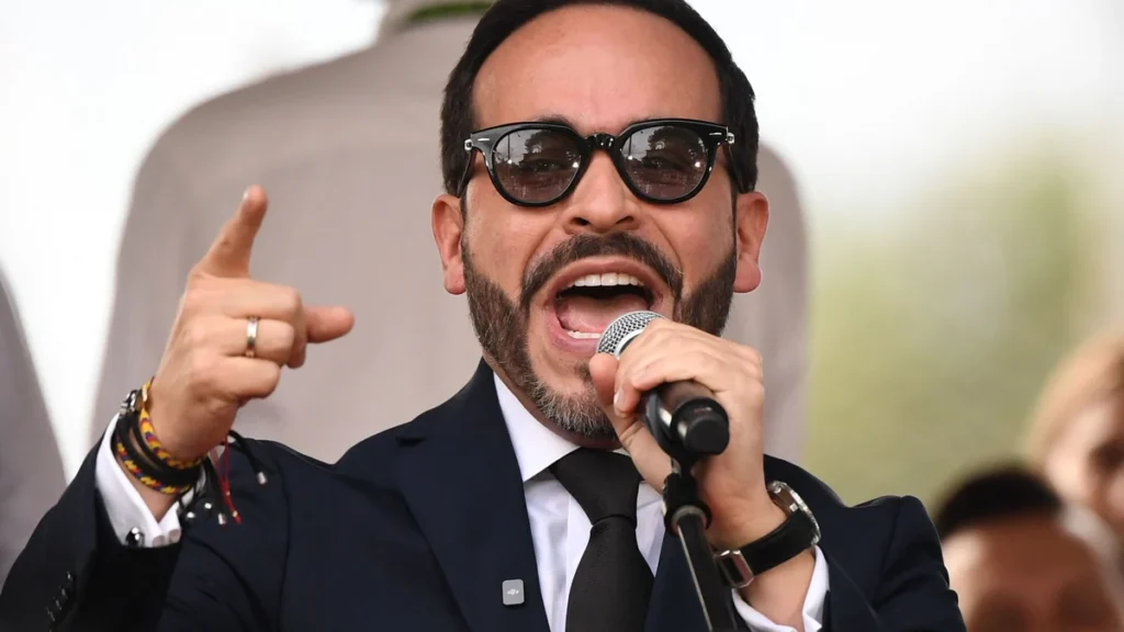Abelardo de la Espriella habla con un micrófono durante un acto público